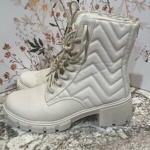 Sugar Women Size 8M Cream Color Quilted Rear Zip Platform Lug Sole Combat Boots